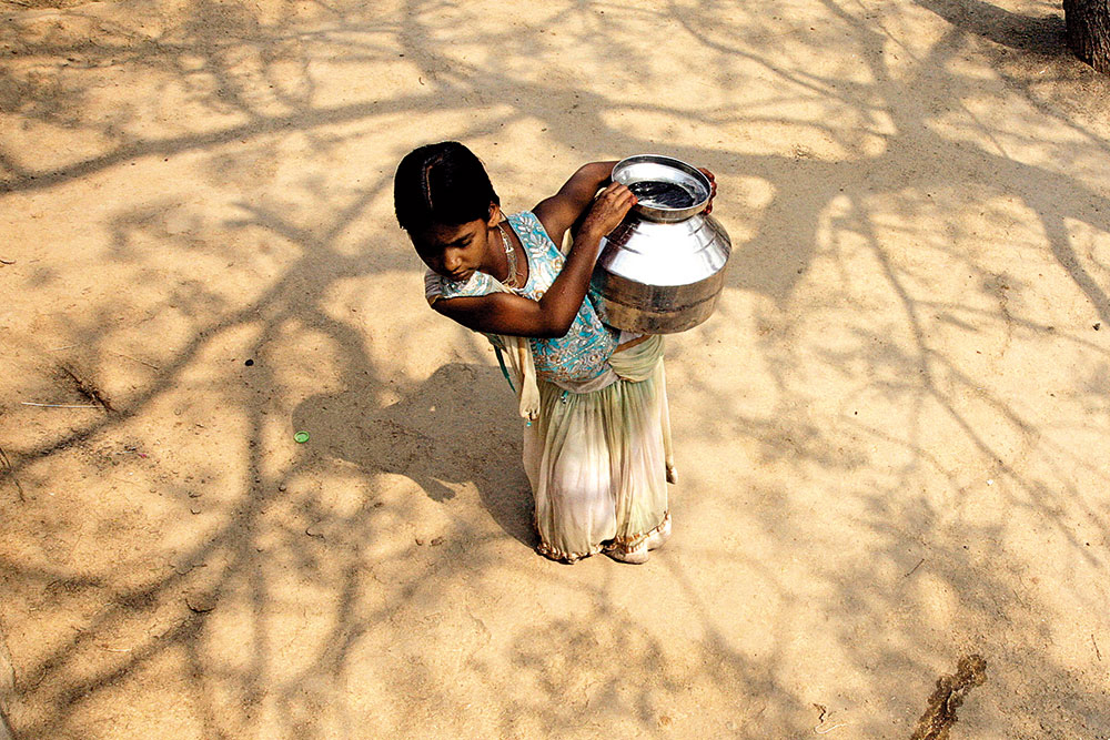 Piryanka fetches water in Malegaon village, Parbhani district in Maharashtra. (Photo: Amit Haralkar)